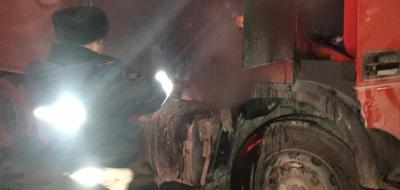 В Татарстане сотрудники ГИБДД потушили загоревшийся автомобиль