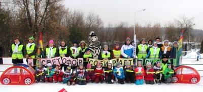 В Подмосковье юным участникам лыжного фестиваля в игровой форме напомнили о дорожной безопасности