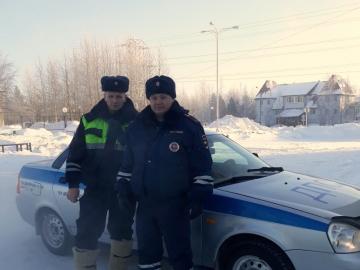 В период аномальных температур автоинспекторы Югры продолжают помогать водителям, оказавшимся в трудной ситуации