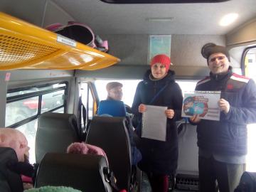 Новгородские школьные автобусы оснастили плакатами с напоминаниями о правилах дорожной дисциплины