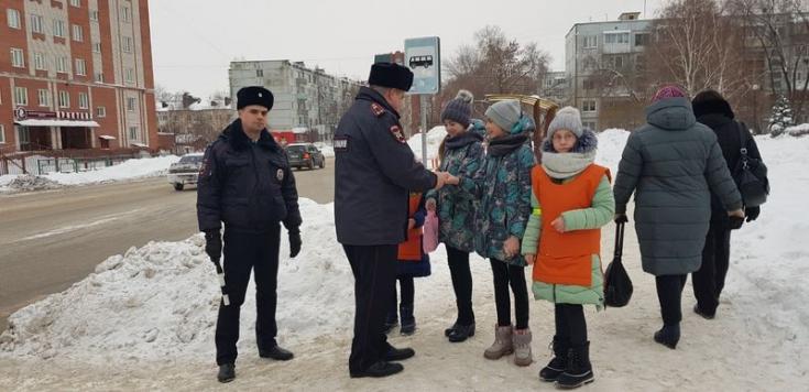 ГИБДД «ловила» школьников и дарила им светоотражающие элементы