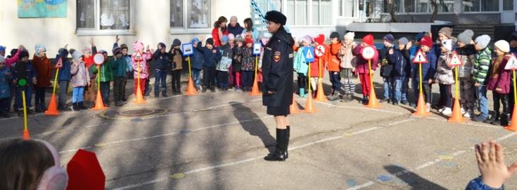 Сотрудники Госавтоинспекции Севастополя изучают с воспитанниками детских садов ситуативные дорожные ошибки с помощью 3D макета
