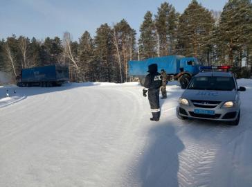 Тюменские автоинспекторы в аномальные морозы на трассах помогают автомобилистам, попавшим в сложные ситуации