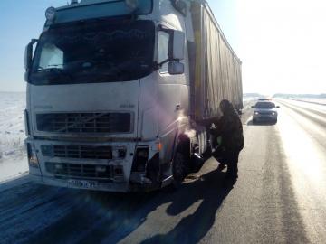 Омские автоинспекторы оказали помощь водителю сломавшегося большегруза