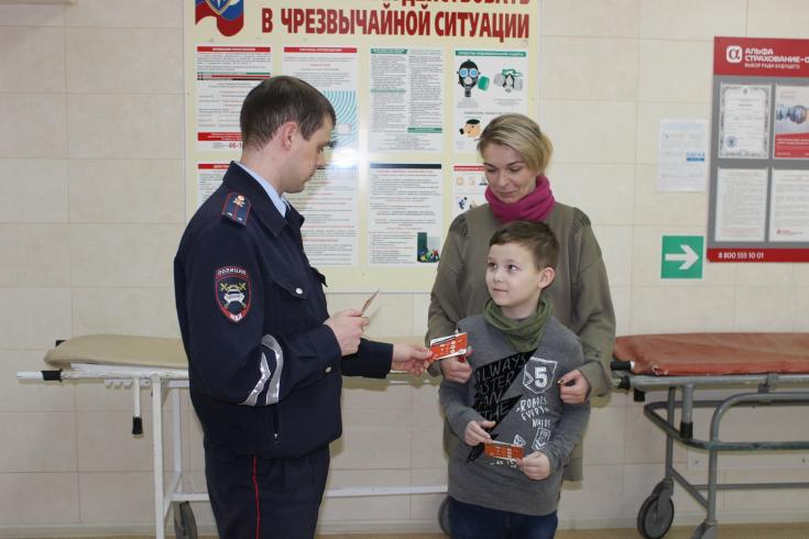 Тюменские врачи-травматологи приняли участие в социальной акции #ПаркуйСмартфон