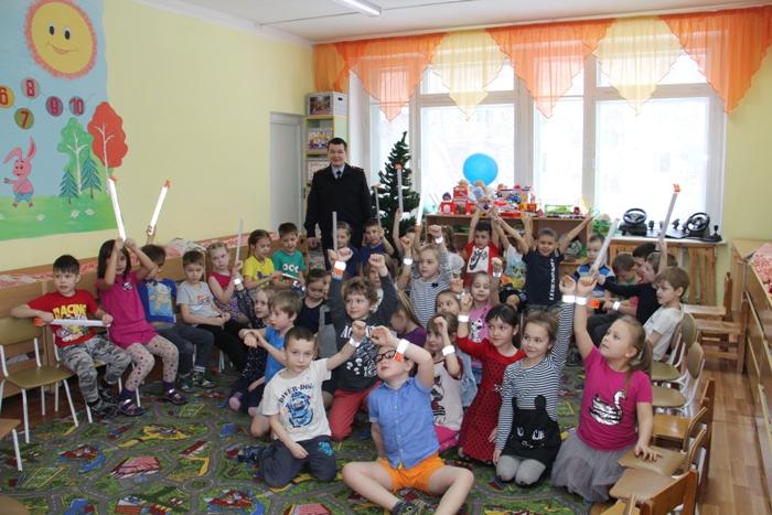 Сотрудники Госавтоинспекции проводят профилактические беседы с дошкольниками