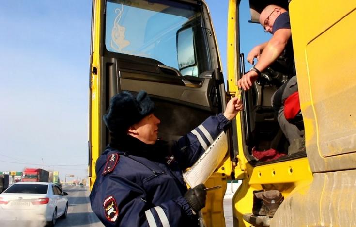 В Красноярском крае автоинспекторы в связи с аномальными морозами согревали водителей имбирными конфетами