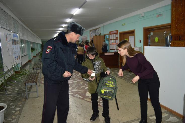 В Красноярском крае сотрудники Госавтоинспекции проверяют использование школьниками световозвращающих элементов
