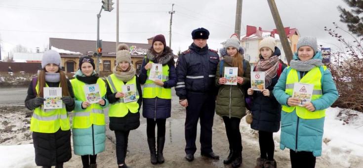 Блиц-опрос по ПДД провели члены отряда ЮИД и сотрудники ГИБДД в поселке Нарышкино