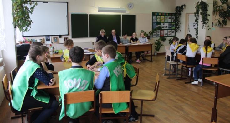 В Красноярском крае автоинспекторы провели для школьников квест по безопасному поведению на дороге