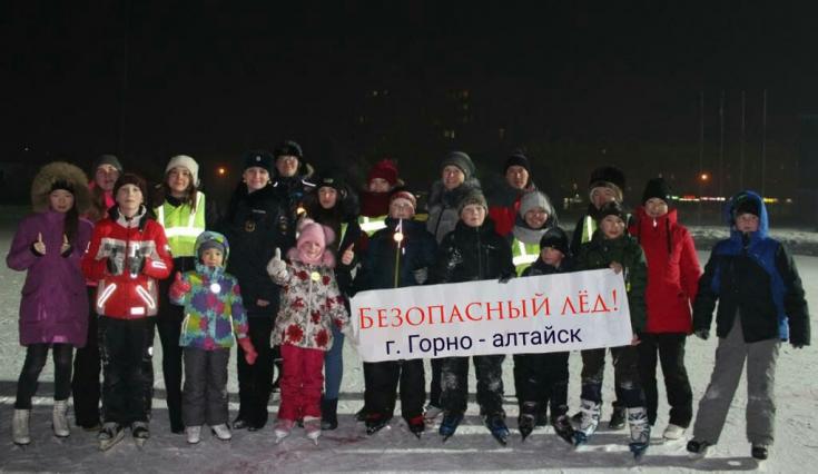 В Республике Алтай инспекторы ГИБДД и волонтеры провели профилактическую акцию «Безопасный лед»