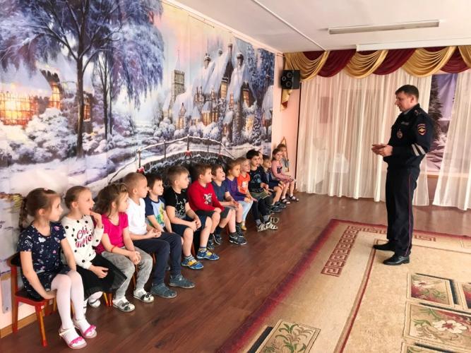 Сотрудники Госавтоинспекции столицы провели познавательную акцию для воспитанников дошкольного отделения