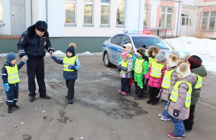 Госавтоинспекторы Западного округа провели мероприятие по Правилам дорожного движения в детском саду