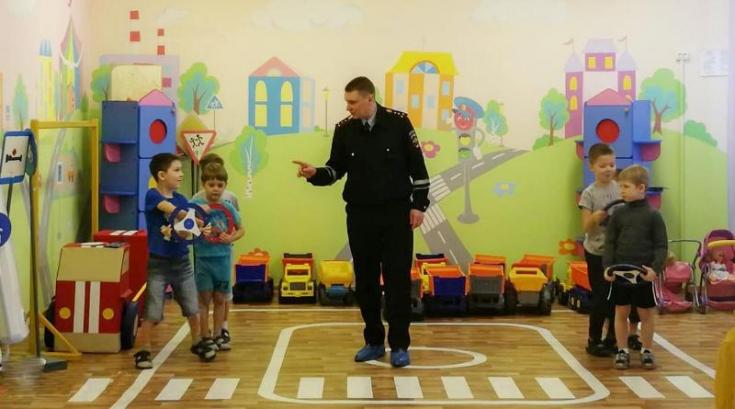 В Норильске сотрудники ГИБДД проводят уроки безопасности