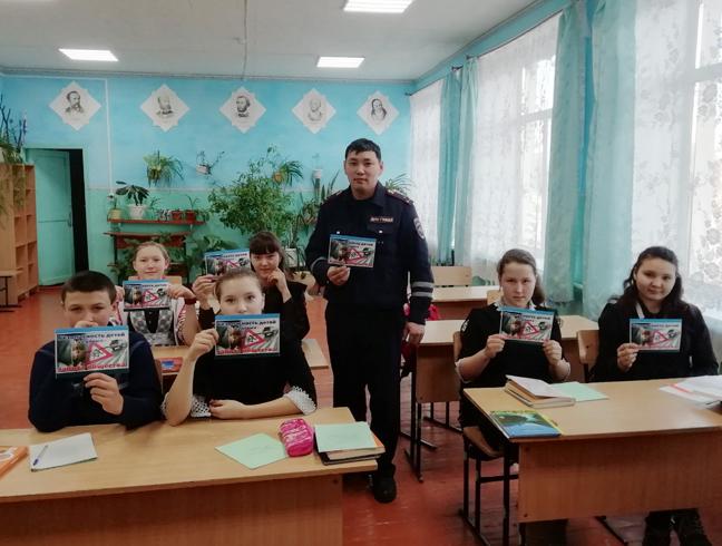 Автоинспекторы Тарбагатайского района провели урок дорожной безопасности для учащихся Верхнежиримской школы