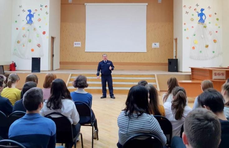 Сотрудники ГИБДД г. Москвы проводят акцию по популяризации световозвращающих элементов