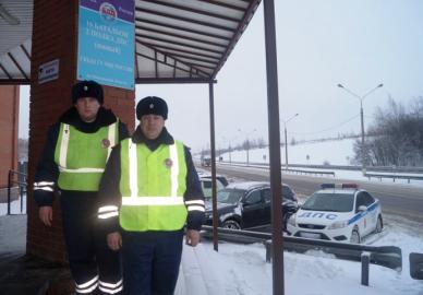 В Подмосковье сотрудники Госавтоинспекции оказали помощь девушке с ребенком