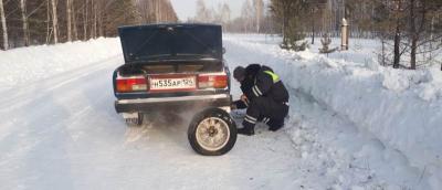 В Красноярском крае автоинспекторы оказали помощь пожилому водителю