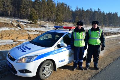 В Забайкалье сотрудники ДПС оказали помощь дальнобойщику из Приморья