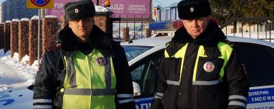 Сотрудники ульяновской Госавтоинспекции оказали помощь водителю, оказавшемуся в снежном плену