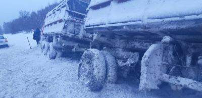 В Татарстане автоинспекторы помогли водителю КамАЗа, который не справился с управлением и съехал в кювет
