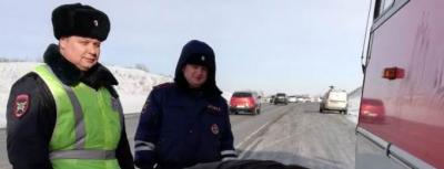 В Красноярском крае инспекторы ДПС оперативно помогли водителю автобуса, который доставлял школьников на международный конкурс