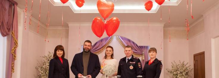 Сотрудники Госавтоинспекции поздравили молодоженов с важным событием