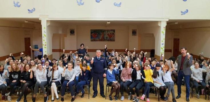 Сотрудники ГИБДД г. Москвы проводят акцию по популяризации световозвращающих элементов