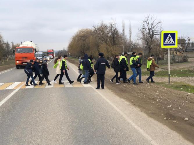 Сотрудник Госавтоинспекции провел мероприятие по безопасности дорожного движения в Сулейман-Стальской средней школе