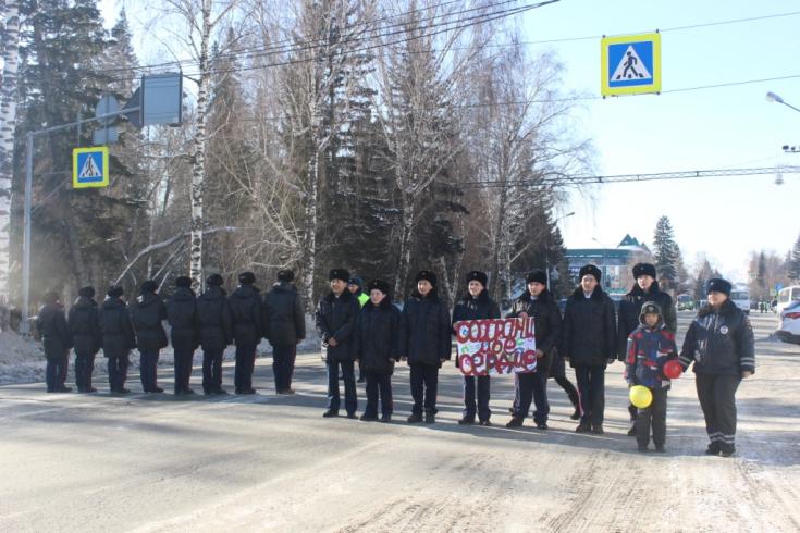 На центральной площади Горно-Алтайска школьники призвали водителей к соблюдению правил проезда пешеходных переходов