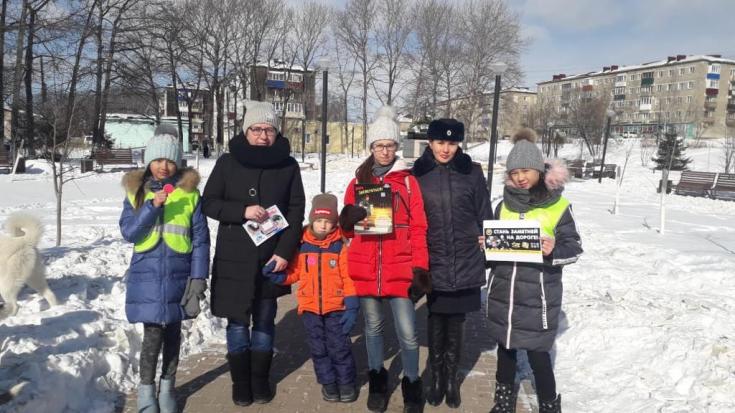 Сотрудники ГИБДД рассказали пешеходам о пользе светоотражателей