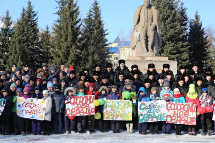 На центральной площади Горно-Алтайска школьники призвали водителей к соблюдению правил проезда пешеходных переходов