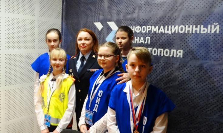 На севастопольских радиостанциях юные помощники ГИБДД озвучили ролики социальной аудиорекламы на тему безопасности дорожного движения