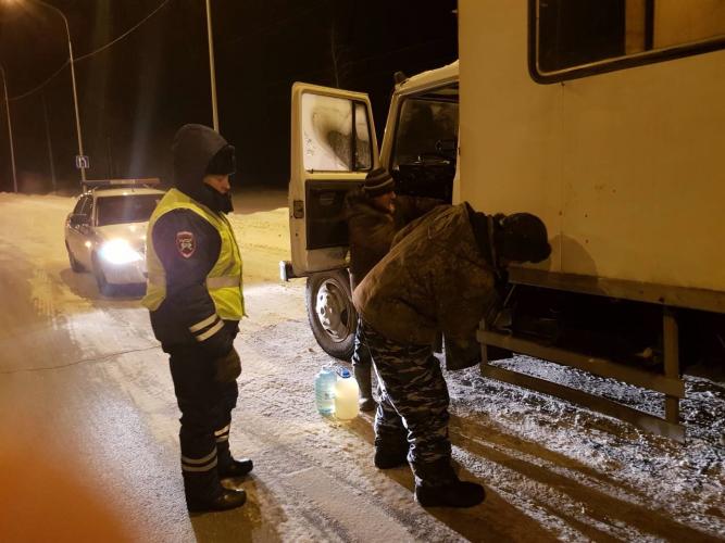 Тюменский автомобилист поблагодарил автоинспекторов за обогрев и помощь в мороз