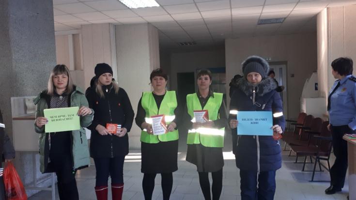 Сотрудники ГИБДД и почтальоны разъясняют необходимость использования световозвращающих элементов жителям сельских районов Забайкалья