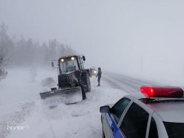 Ульяновские автоинспекторы помогли водителям, попавшим в сложные ситуации при неблагоприятных погодных условиях