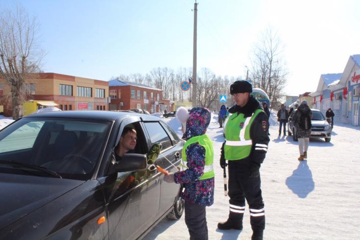 В честь праздника Дня защитника Отечества девочки из отряда ЮИД поздравили мужчин-водителей с 23 февраля.