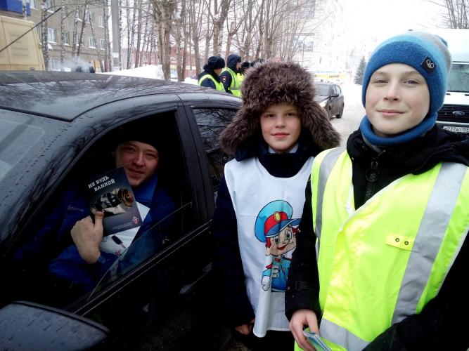 Юные помощники ГИБДД поздравили мужчин с Днем защитника Отечества!