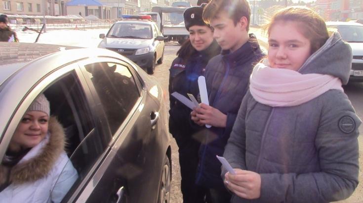 В Железногорске сотрудники Госавтоинспекции вместе с ребятами из отряда ЮИД поздравили водителей с праздником