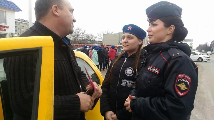 Юнармейцы станицы Ессентукской вручили водителям памятки -поздравления !