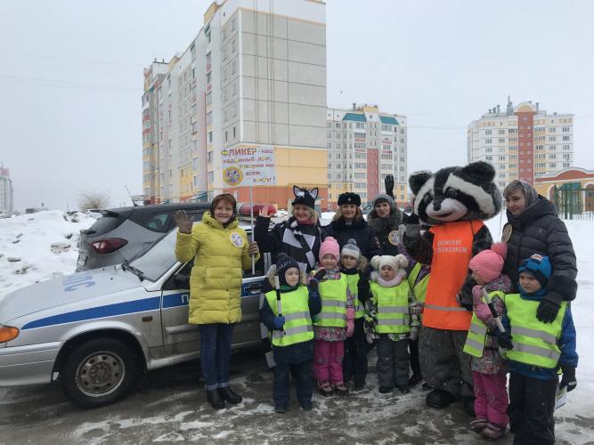 Полицейские и родители воспитанников детского сада провели акцию «Огоньки безопасности»