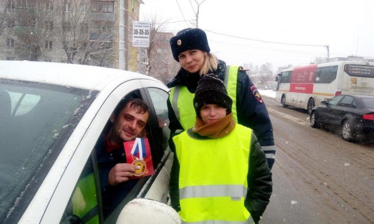 В преддверии Дня защитника Отечества женские экипажи ДПС выявили законопослушных мужчин-водителей в Подмосковье