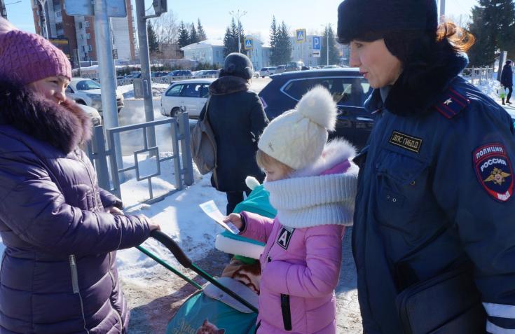 Акцию «Грамотный пешеход» провели сотрудники региональной Госавтоинспекции и волонтеры на улицах Бердска