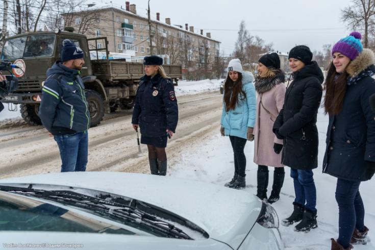 В Ивановской области женский патруль поздравил мужчин-водителей с наступающим праздником