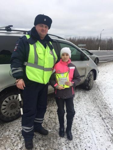 Сотрудники ОБ ДПС ГИБДД по обслуживанию автодорог федерального значения провели акцию «Пристегни ребенка»