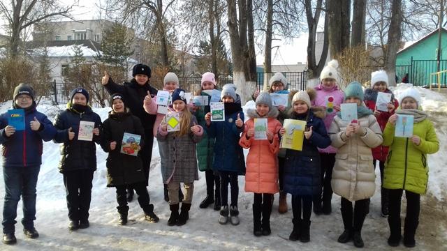 В Вязьме школьники поздравили водителей с Днем защитника Отечества