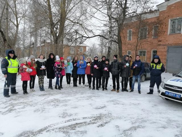 В Сафоново ЮИДовцы дарили водителям открытки в виде звездочек с пожеланиями