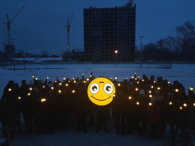Сотрудники Госавтоинспекции и юные томичи провели флешмоб «Светись челлендж»