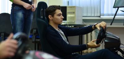 С помощью автосимулятора молодые брянские водители изучают модели безопасного поведения на дороге при управлении автомобилем
