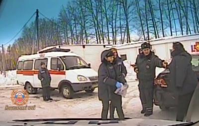 В Красноярском крае автоинспекторы оказали помощь женщине, нуждающейся в экстренной медицинской помощи
